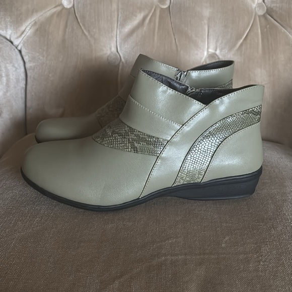 Women’s sz 9 Comfort view Jolene soft sage green booties zip up new - Picture 4 of 8